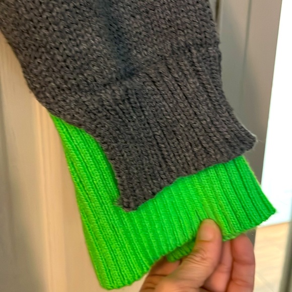 NWT JUNIORS LONG SLEEVE HELLO KITTY SWEATSHIRT : SIZE LARGE - Picture 4 of 6